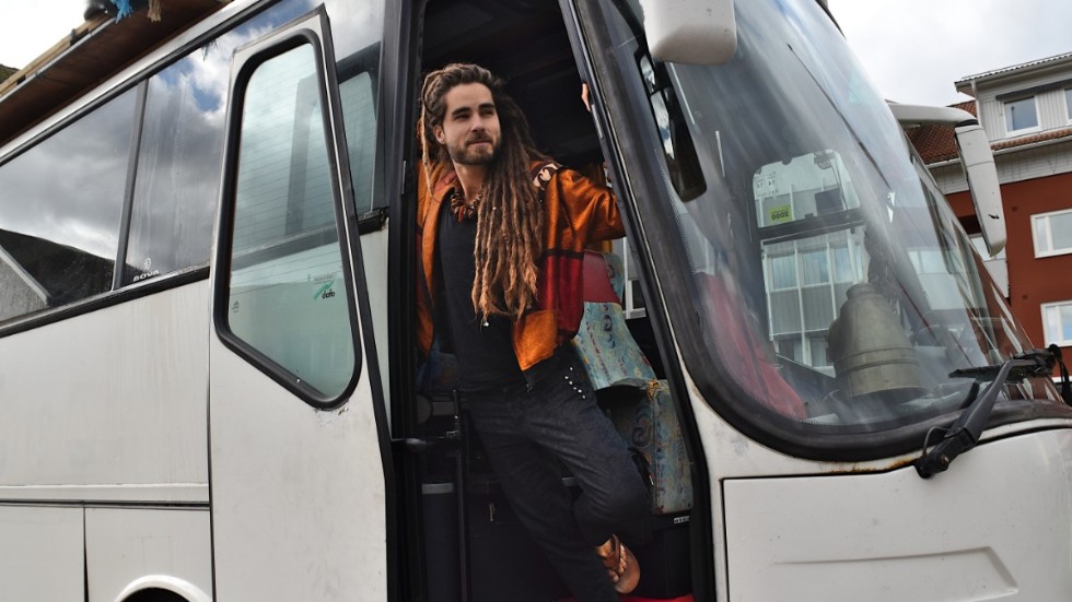 Simon Mellberg blickar ut från den 15 meter långa bussen, som innehåller bland annat kök och 12 sovplatser. Förra året skapade bussen ett dansgolv på festivalen Burning man - för 1 000 personer.