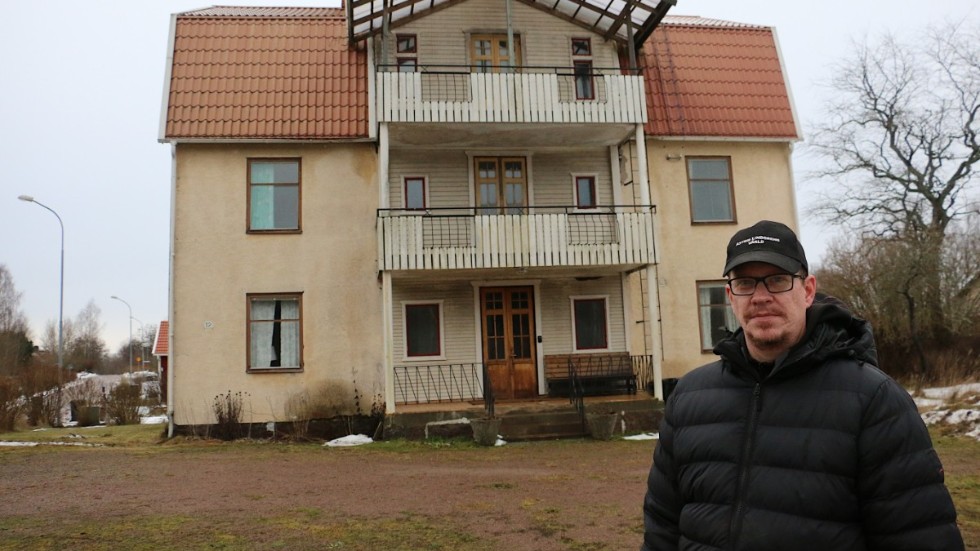 Ett jättehus. 380 kvadratmeter i tre våningar och lika många lägenheter, berättar säljaren, Niklas Strömberg. "Det är ett fint hus, men med stort renoveringsbehov" säger han.