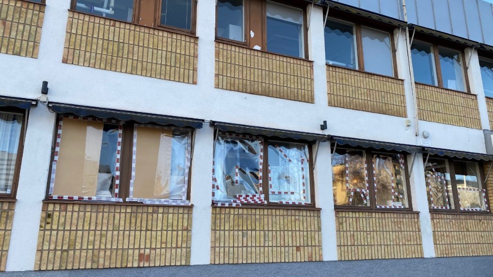 Ett stort antal fönster krossades i Berga under natten mot lördagen.