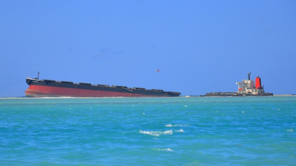 Det grundstötta fartyget MV Wakashio utanför Mauritius.