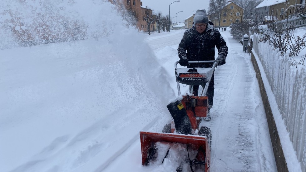 Inge Fasth röjde av garageuppfarten och trottoaren vid huset på Storgatan smidigt med hjälp av sin snöslunga.