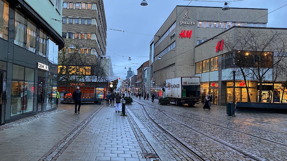 Det slår mig ofta att det framförs både cyklar och elsparkar på Drottninggatan, en sträcka som är en gågata, skriver signaturen Gångtrafikanten.