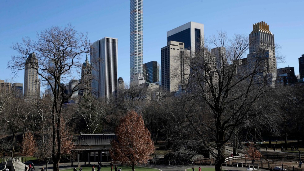 Det över 400 meter höga bostadshuset på 432 Park Avenue sticker upp i mitten bredvid andra höga byggnader i staden New York. Arkivbild.