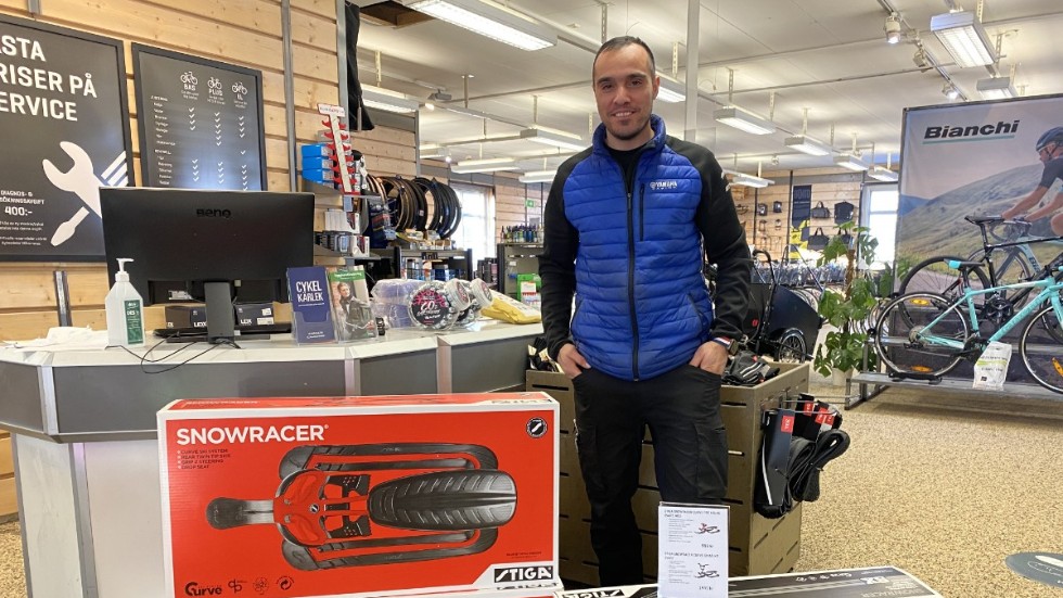 Hossein Attarzadeh är säljare på Motorsport i Vimmerby och har märkt av en stor efterfrågan på snowracers på sistone.