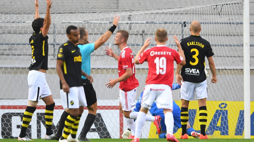 Kalmars Alexander Ahl Holmström avbryter jublet när domaren Kaspar Sjöberg blåser offside. I efterhand visade det sig vara felaktigt.