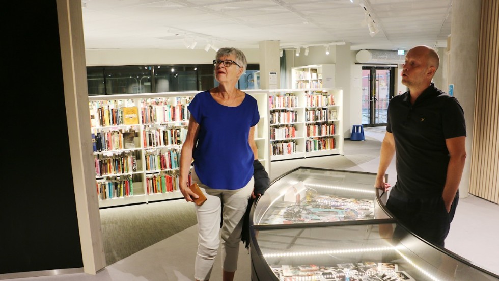 Lena Hasting var en av de första besökarna när det nya biblioteket öppnade. Hon fick en guidad tur av bland andra Stefan Ölvebring.