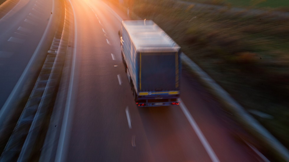Insändarskribenten menar att många lastbilsförare beter sig illa i trafiken.
