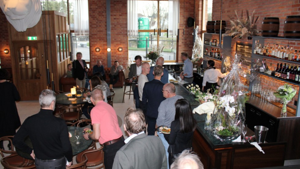 Gästerna minglar vid invigningen av nya restaurang Brygghuset.