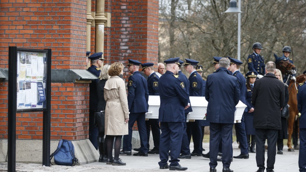 Mats Löfvings kista bärs in i Matteus kyrka i Norrköping inför begravningen den 14 april. Mats Löfving var tidigare ställföreträdande rikspolischef och regionpolischef i Stockholm.