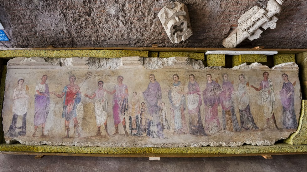 En odaterad bit av en väggmålning som föreställer gudar och kvinnliga figurer var ett av de 750 arkeologiska fynden från hemliga utgrävningar på italienskt territorium som visades upp under en presskonferens i Rom på onsdagen.