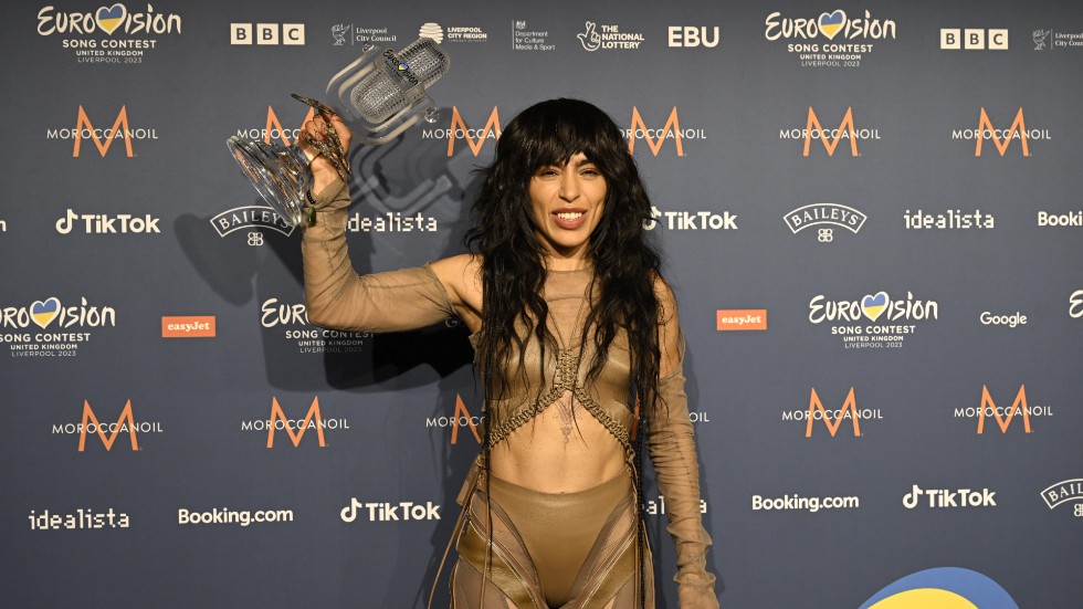 Loreen med segerpokalen efter att hon vunnit årets final i Eurovision Song Contest i Liverpool. Nästa år arrangeras tävlingen i Malmö. Arkivbild.