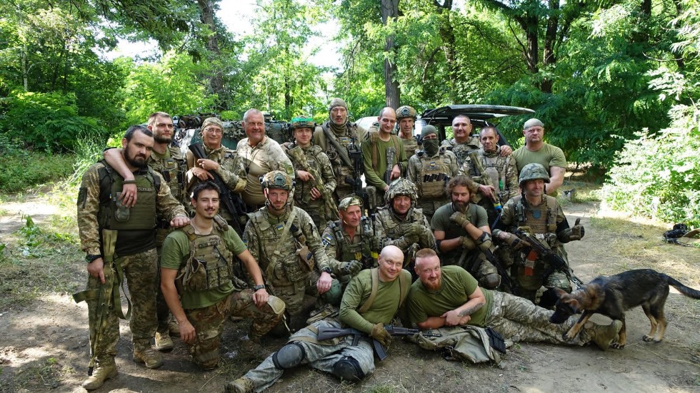 Utbildning. Magnus Ek och en grupp ukrainska soldater som lär sig strida i bebyggd miljö .