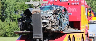 Man död efter krock med lastbil – fick klippas loss