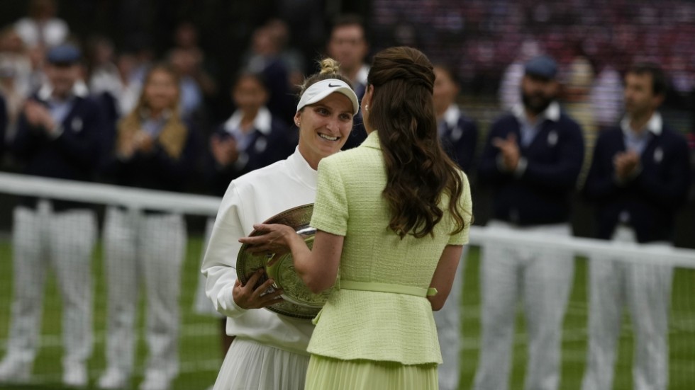 Prinsessan av Wales, Kate Middleton, ger Vondrousova trofén.