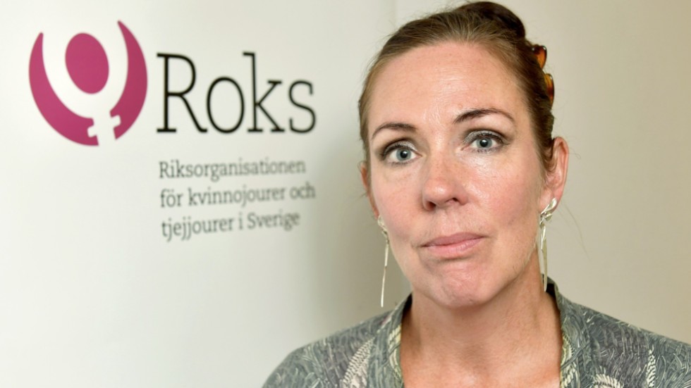 Roks, Riksorganisationen för kvinnojourer och tjejjourer i Sverige, leds av numera av Jenny Westerstrand.  