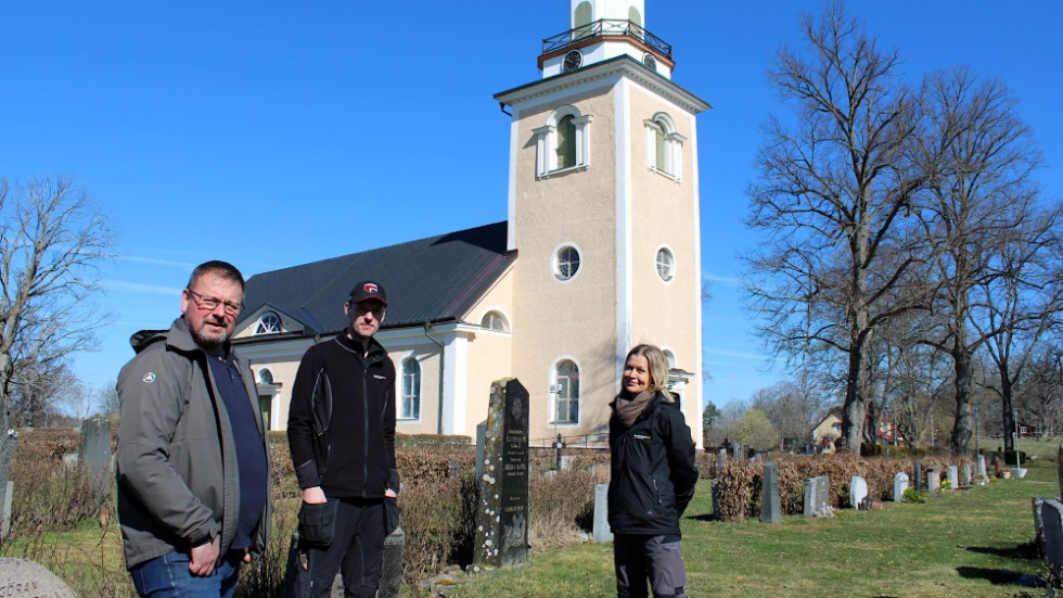 Kyrkogårdsansvarige Jörgen Petersson tillsammans med kyrkovaktmästarna Henrik Petersson och Cecilia Danielsson på Mörlunda kyrkogård.