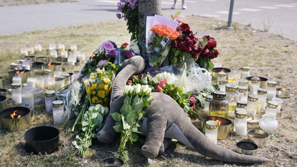 Minnesplats med blommor dagen efter olyckan där en ung pojke omkom efter att blivit påkörd när han cyklade i Märsta.