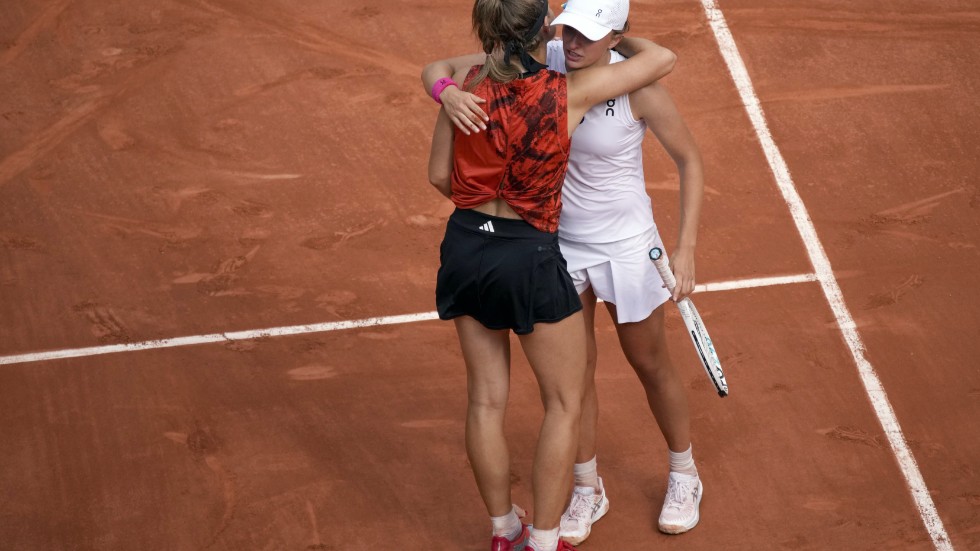 Karolina Muchova, till vänster, kramar om segraren Iga Swiatek.