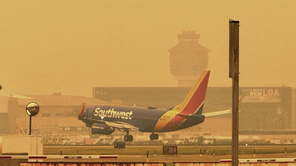 Röken ligger tät över flygplatsen LaGuardia i New York. Flera flygningar till områden kring New York och Philadelphia har försenats eller ställts in på grund av dålig sikt.