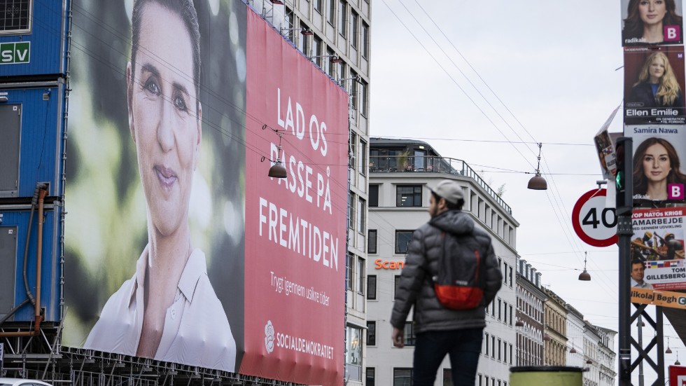 Mette Frederiksens ansikte prydde en stor valaffisch i Köpenhamn vid folketingsvalet förra året. Efter valet vände hon sig högerut för att bilda en blocköverskridande regering. Arkivbild.