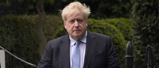 Arg Boris Johnson lämnar parlamentet