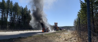 Personbil totalförstörd i brand på E4