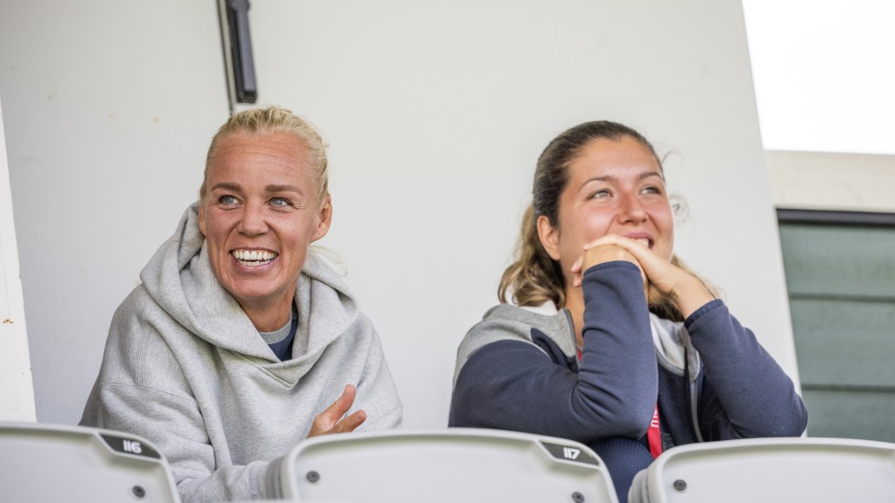 Landslagsveteranen och VM-uttagne Caroline Seger missar ännu en damallsvensk match med klubblaget Rosengård. Här ses hon på läktaren på Malmö IP med lagkamraten Loreta Kullashi.
