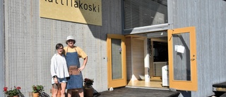 Paret lämnar restaurangen i Kattilakoski