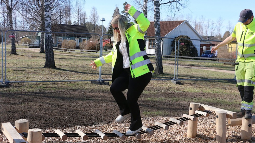 Jennie Konradsson på ÖSK har varit med och byggt lekparken i Målilla och kan inte låta bli att prova hinderbanan. Ett av lekredskapen i den nya lekparken i Målilla.