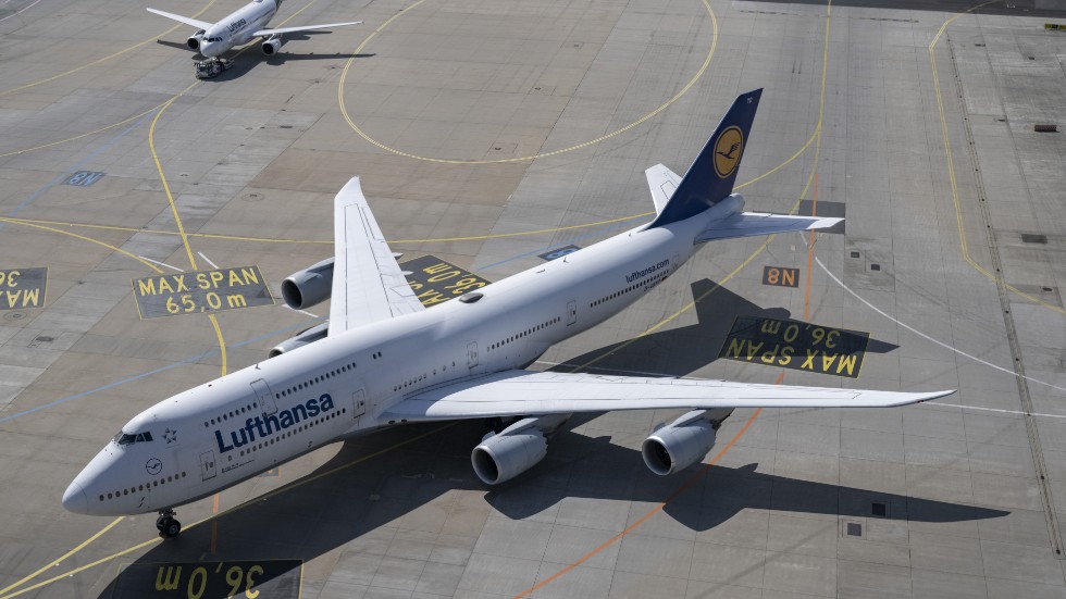 Ett Lufthansa-plan av modellen Boeing 747 taxar ut från en av gaterna vid Frankfurts internationella flygplats.