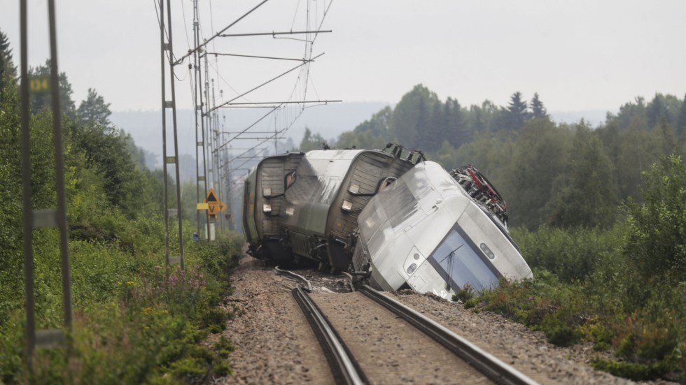 Två av fyra vagnar på ett SJ-tåg spårade ur söder om Hudiksvall på måndagen. På tåget fanns 120 passagerare, varav tre fick föras till sjukhus.