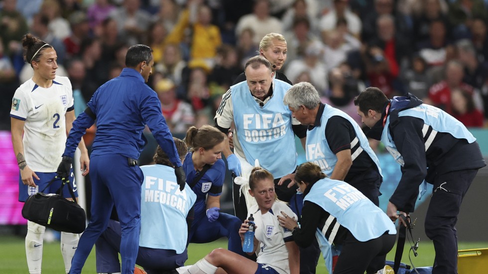 Englands Keira Walsh fick bäras ut på bår med en misstänkt knäskada.