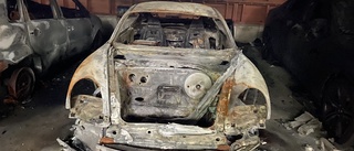 Se förödelsen efter branden – flera bilar totalförstördes