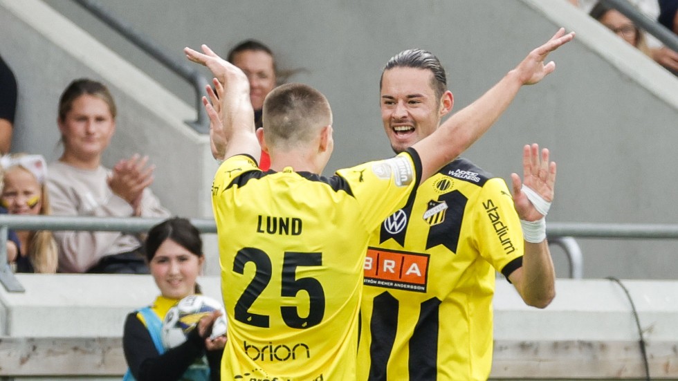 Amor Layouni har gjort 3–1 för Häcken, och möts av en jublande Kristoffer Lund. Serieledande Elfsborg kammade noll, trots att man var en man mer i över en halvlek.
