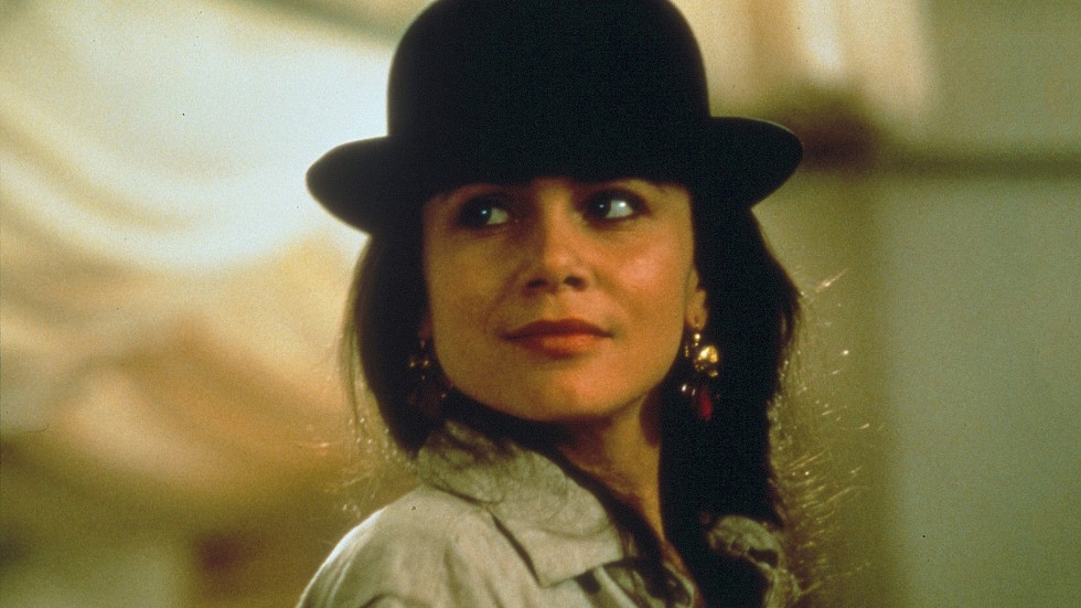 Lena Olin spelar den förföriska konstnären Sabina i Philip Kaufmans "Varats olidliga lätthet" (1988), en filmatisering av Milan Kunderas berömda roman från 1983. 