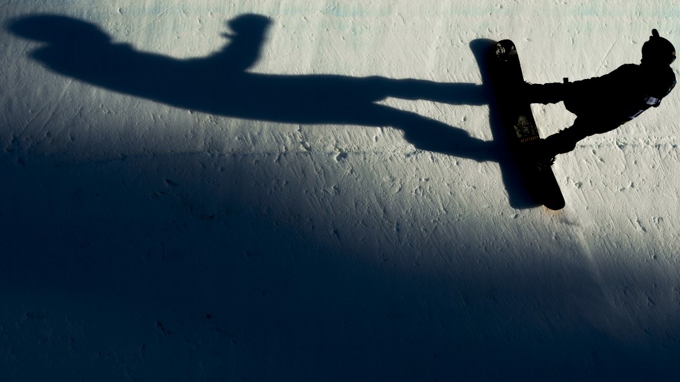 En snowboardåkare som körde på en gående kvinna har åtalats för vållande till kroppsskada. Arkivbild.