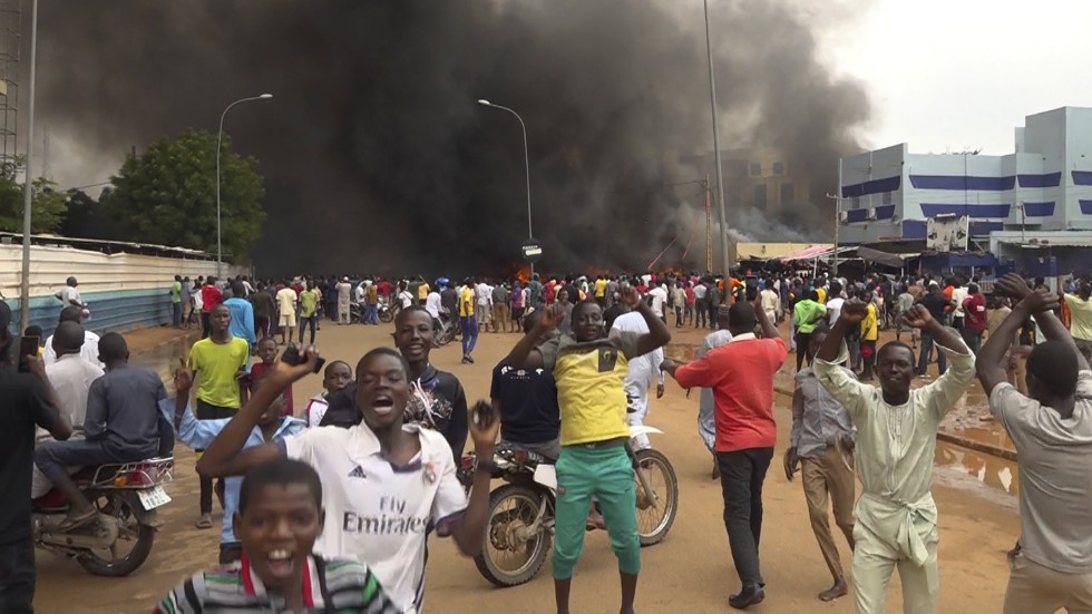 Anhängare till soldater som vill avsätta presidenten demonstrerade i Nigers huvudstad Niamey på torsdagen.