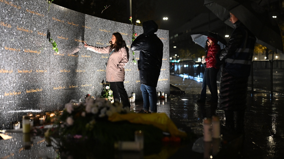 Människor samlades vid minnesmonumentet för att uppmärksamma att det är 25 år sedan diskoteksbranden i Makedoniska föreningens lokal på Backaplan i Göteborg.