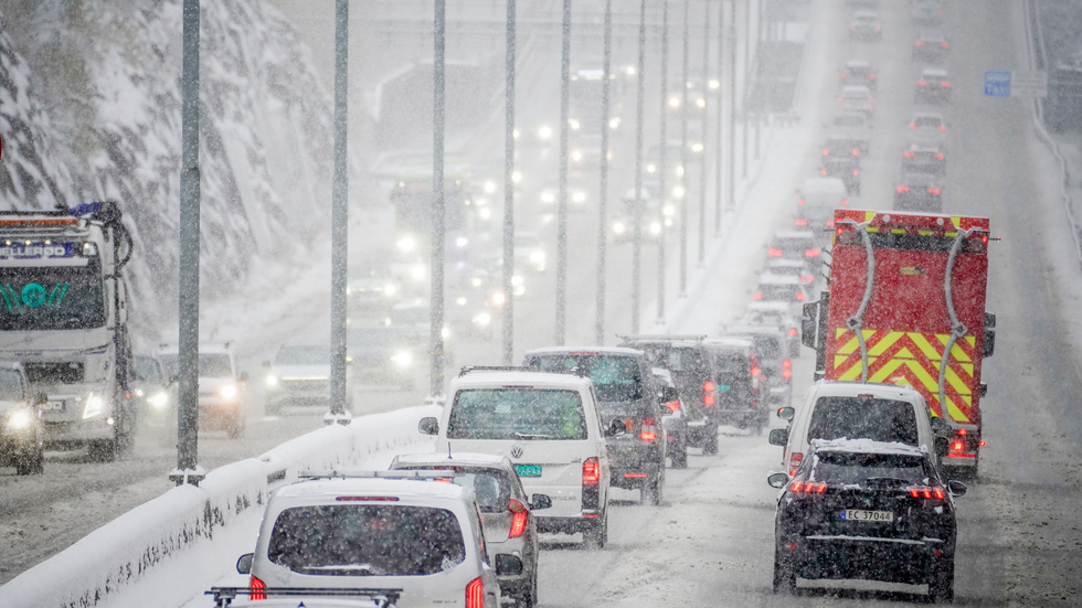 Kraftigt snöfall har orsakade totalstoppet på E18, med stillastående lastbilar.