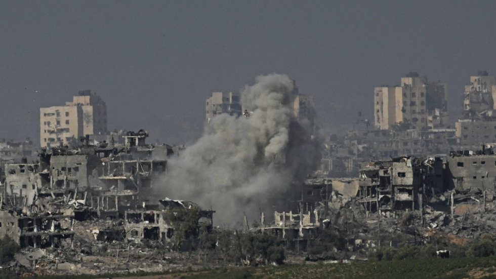 Rök stiger mot himlen efter en israelisk flygräd mot Gaza.