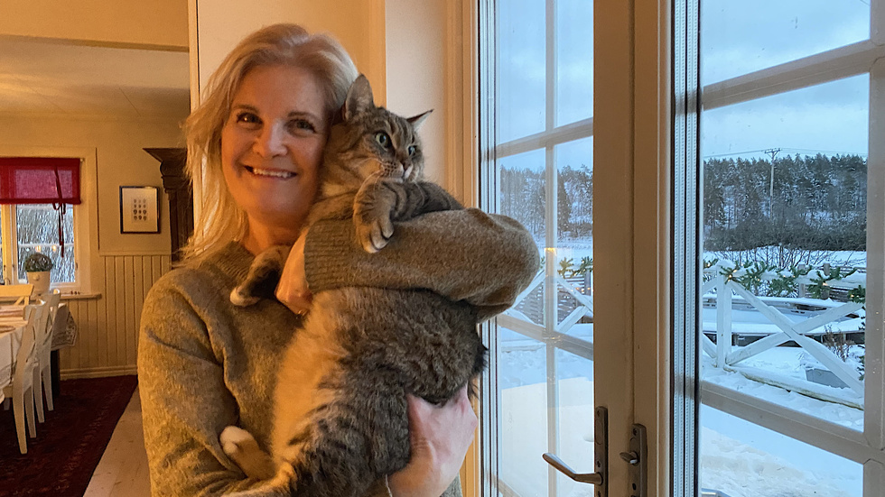 Katten Moltas kom hem efter nästan ett halvår på luffen. Här med matte Anna Larsdotter Hall.