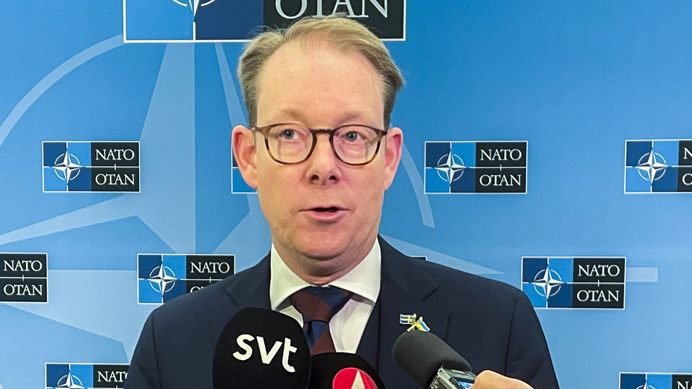 Utrikesminister Tobias Billström på väg ut från tisdagens Nato-möte i Bryssel.