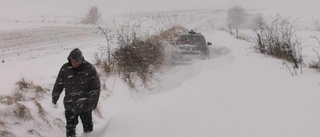 Allans skoltaxi fastnade i snön – försökte skotta i timmar