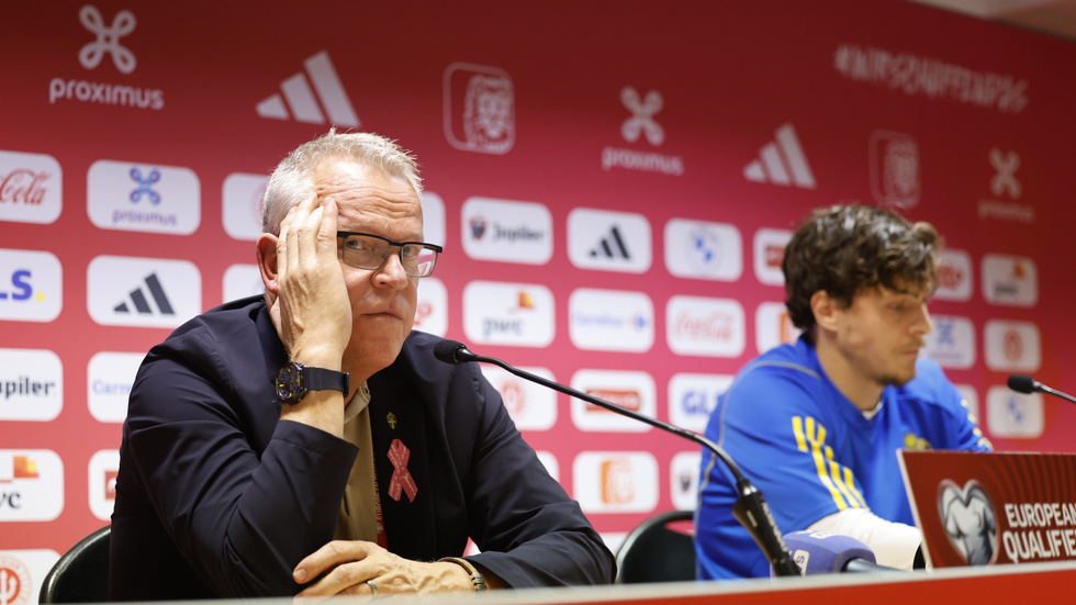 Förbundskapten Janne Andersson och lagkapten Victor Nilsson Lindelöf på en presskonferens sedan EM-kvalmatchen mot Belgien på Kung Baudouin-stadion i Bryssel brutits.