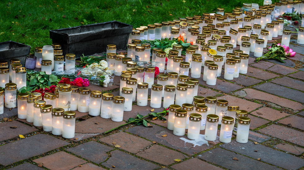 Ljus och blommor vid en minnesplats för den 13-årige pojke som hittades död i Haninge. Bild från i september.