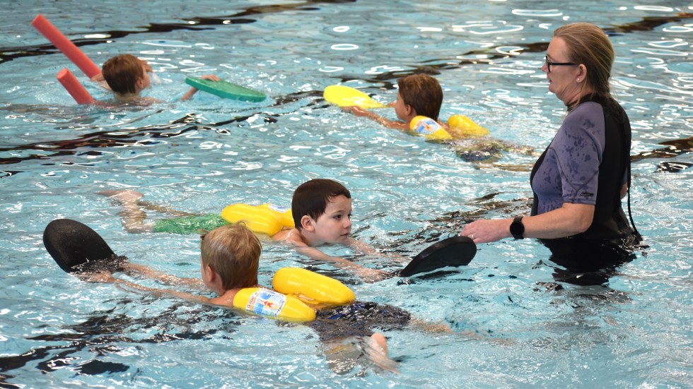 På ett lekfullt och pedagogiskt sätt får barnen utveckla sina simkunskaper. "Själva nyckeln till att lära sig simma är att utveckla vattenvana", säger Anna Gustafsson.