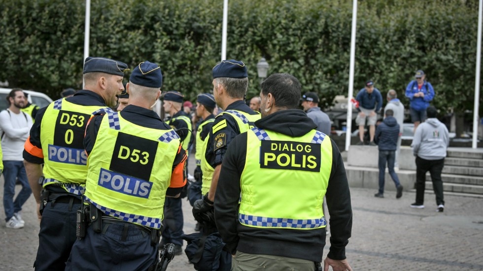 Att vika sig för krav och påtryckningar av islamister, som vissa tycks vilja göra, är det riktiga hotet mot Sverige och den svenska demokratin, skriver debattören.