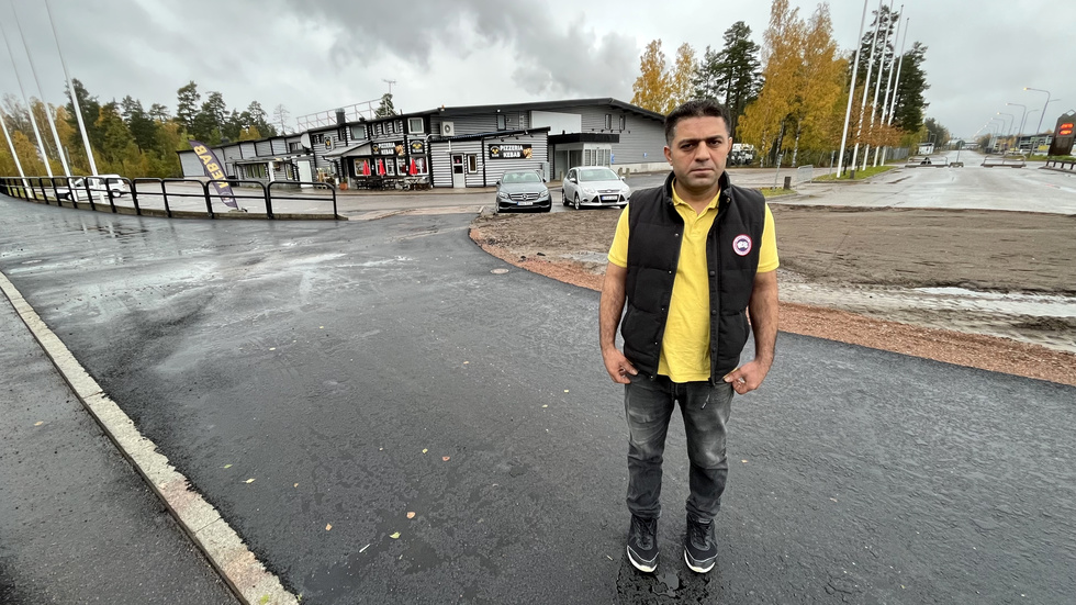 Pizzeriaägaren Sanger Ahmed har fått färre kunder efter att korsningen mellan Norra Oskarsgatan och Nytorpsvägen försvann.