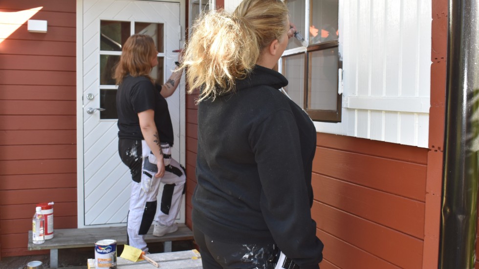 Vid en sommarstuga i Rumskulla grundmålas fönster. En målares arbetsdagar innehåller många olika arbetsuppgifter, berättar Emma Ålander (närmast kameran), som driver Wall & Paint.