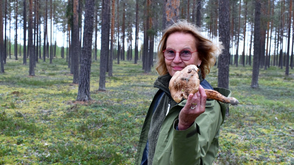 Marie-Louise Carlsson holds one of the day's finds.